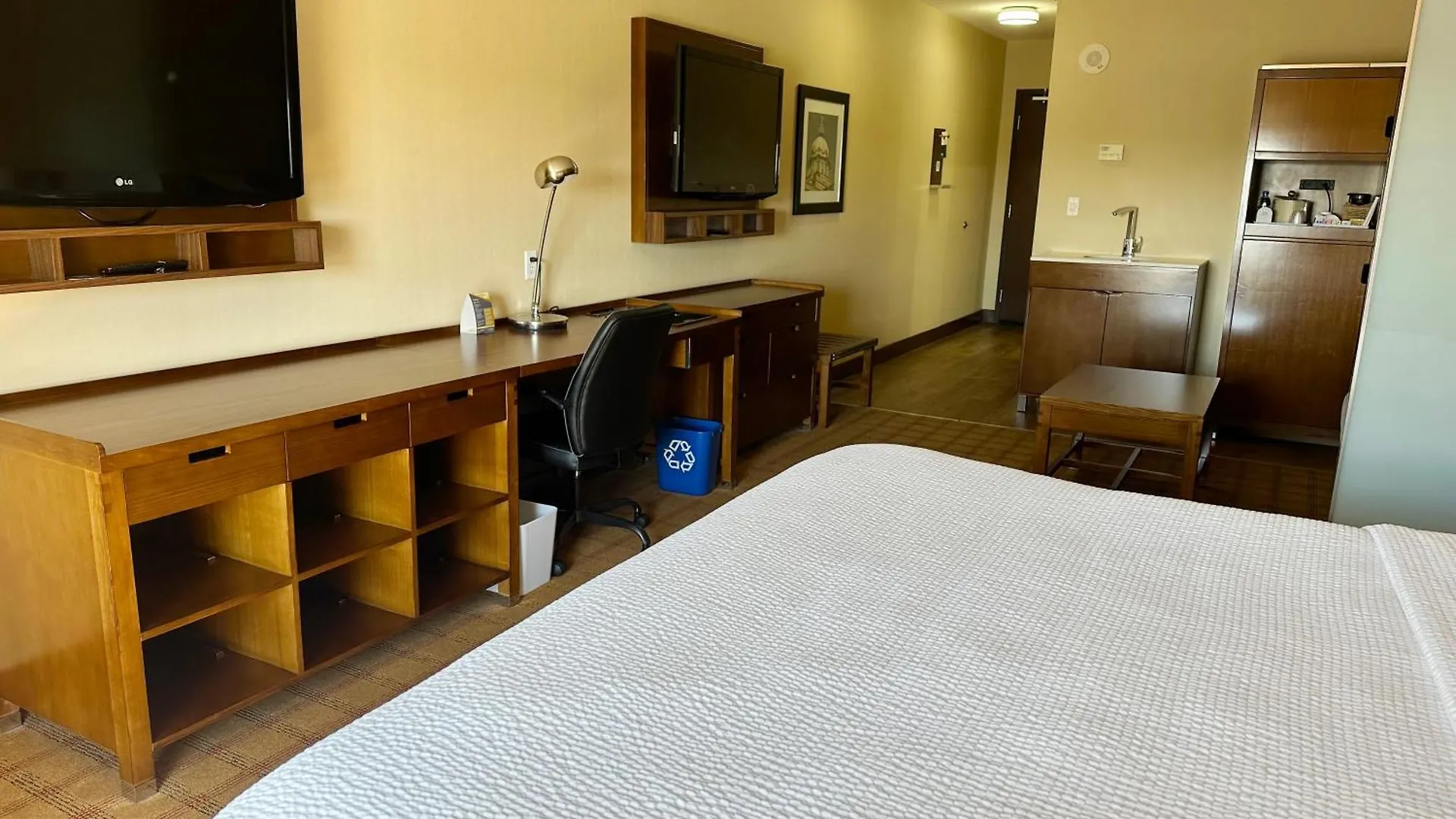 Four Points By Sheraton Edmonton Gateway מלון
